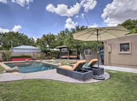 Hotel foto: Phoenix Getaway with Private Pool and Grass Yard!