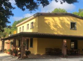 Hotel Foto: Timeless Holiday Home in Apecchio with Garden