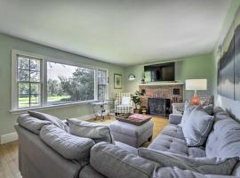 Hotel Photo: Hampton Quiet Corner Cottage with Fireplace and Yard