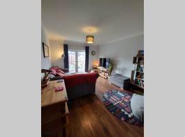 Hotel Photo: Modern two bedroom, two bathroom flat in Glasgow's West End COP26