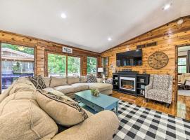 صور الفندق: Woodsy Home with View, 1 Mi to Lake Shelbyville