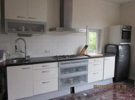 รูปภาพของโรงแรม: Appartement met openhaard in hartje Bussum