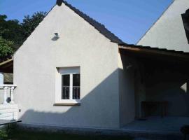 Fotos de Hotel: Près d'Evry, petite maison indépendante 1 ch 1 terrasse