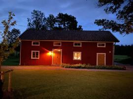 Foto di Hotel: Albäck Gård Bagarstugan - Granne med Sala Golfklubb