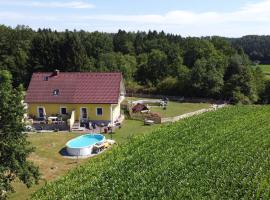 Hotel Photo: HAUS SONBERG mit Garten, Pool, Fasssauna, semi detached house with garden