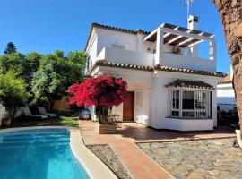 ホテル写真: Chalet con piscina a 300 m del mar