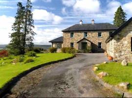 Fotos de Hotel: Entire 5 bedroom home with log fires & lake views