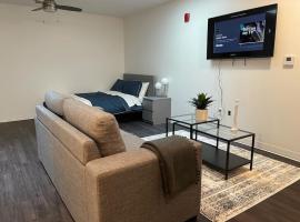 A picture of the hotel: Apt 255 Cozy and Sleek Dwelling Min from Ft Leavenworth