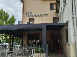 Hostal Restaurante Ibaisek, ξενοδοχείο σε Zudaire