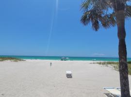 Foto di Hotel: Beach Front Condo Paradise. Ground Floor.Studio.