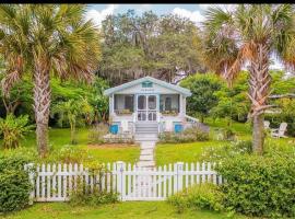 A picture of the hotel: Charming 1935 Florida Cottage overlooking Lake Tulane