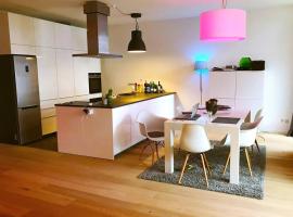 Zdjęcie hotelu: Modern, spotless apartment in a perfect location!!