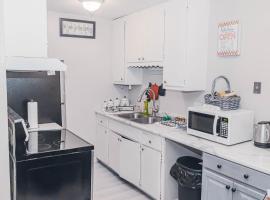 Hotel Photo: New! Uptown Dream- Quiet & Relaxing Condo by City Attractions
