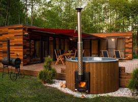 Hotel fotografie: New house with large private yard, sauna & hot tub