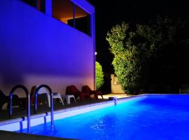 Hotel Photo: La maison des Twins avec piscine chauffée