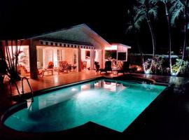 Foto di Hotel: Luxury villa with private garden & pool