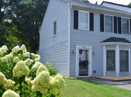 Hotel Photo: Relaxing, Spacious ATL Townhome with Fire Pit