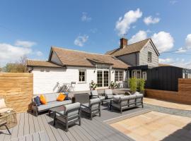 The Railway Hotel by Barefoot Retreats, Hotel in Burnham Market