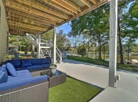 Hotel fotoğraf: Lakefront Home in Quiet Cove with Patio and Kayaks!