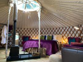Yurt with Hot Tub near Hartington, Peak District, hotel in Buxton