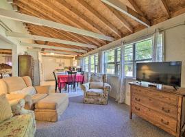 ホテル写真: Rustic Retreat Across from Lake Family Friendly!