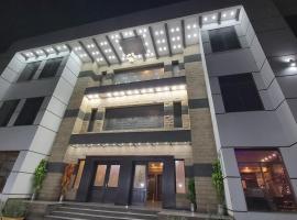होटल की एक तस्वीर: Royaute Luxury Hotel Sialkot