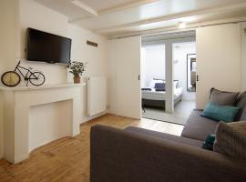 รูปภาพของโรงแรม: Cosy apartment right in the city center with AIRCO!