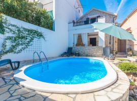 รูปภาพของโรงแรม: Beautiful Home In Benkovac With Outdoor Swimming Pool