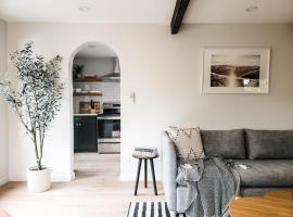 Black Pearl Unit 1 - Lake Placid, Mirror Lake, ξενοδοχείο σε Lake Placid