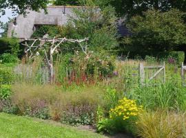 Farmhouse De Hoeve B&B apartment, Hotel in Tonden