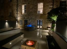 Hotel Photo: Luxury hot tub townhouse