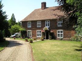 A picture of the hotel: Molland Manor House Self catering (10 bedrooms 9 bathrooms)