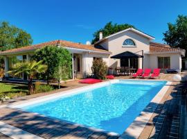 Foto do Hotel: Plaisant villa with pool, close to the beach