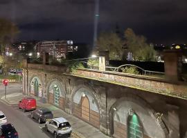 A picture of the hotel: Beautiful 1-Bed Apartment in Glasgow s city centre