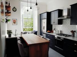 Hotel Photo: Stylish 3 Bedroom Apartment in the heart of the West End