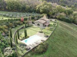 होटल की एक तस्वीर: Villa Elisa - Private Pool & AirCo Near Reschio Castle