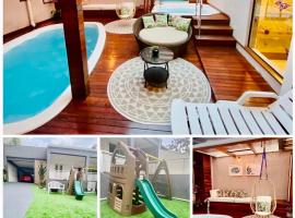 รูปภาพของโรงแรม: CWB 997 com piscina aquecida jacuzzi e Playground