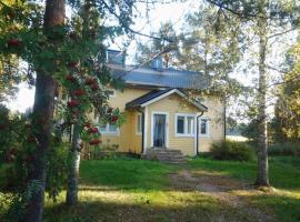 호텔 사진: Beautiful 4 Bed cottage in Elimaki with wood sauna