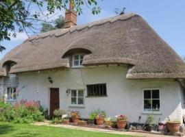 Фотография гостиницы: Entire Thatched Cottage