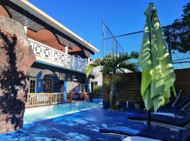 รูปภาพของโรงแรม: 10 bedrooms villa at Quatre Cocos 500 m away from the beach with private pool enclosed garden and wifi