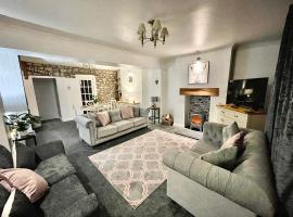 Hotel Foto: Traditional cosy PET FRIENDLY cottage by the canal