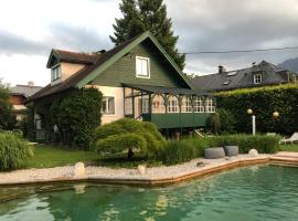 Фотографія готелю: Haus mit Sauna und privatem Badeteich in Anif bei Salzburg
