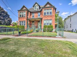 Historic Apartment - Half Mi to Lake Champlain!، فندق في بلاتسبرغ