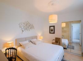 รูปภาพของโรงแรม: Les Suites d'Aliénor-Suite Acanthe