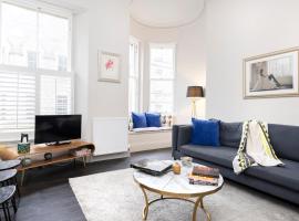 Hotel Photo: JOIVY Sophisticated and Bright 4BR apt near Edinburgh Castle