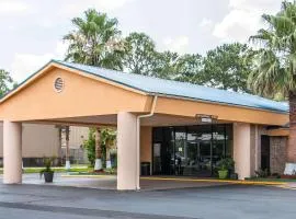 Quality Inn Hinesville - Fort Stewart Area, Kitchenette Rooms - Pool - Guest Laundry, khách sạn ở Hinesville