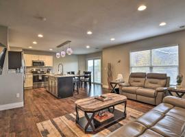 Фотография гостиницы: Updated Thornton Home about 8 Mi to Downtown Denver!