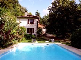 호텔 사진: Villa de 4 chambres avec piscine privee jardin amenage et wifi a Marsolan