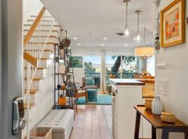 Hotel Photo: Condo By The Bay! Treehouse Feel 2BR in Sausalito condo