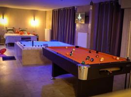 호텔 사진: LE LOFT A BULLES (85m2 Jacuzzi Hammam Billiard Bar Douche Sauna)